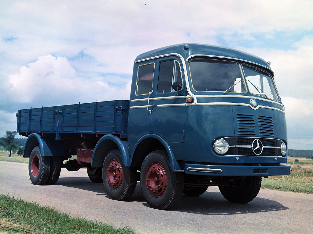 MERCEDES-BENZ LP